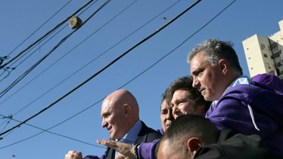 Milei &eacute; alvo de pedradas durante ato de campanha na Argentina