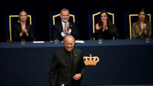 Serrat, retirado de los escenarios, interpreta una canci&oacute;n al recibir el Princesa de Asturias