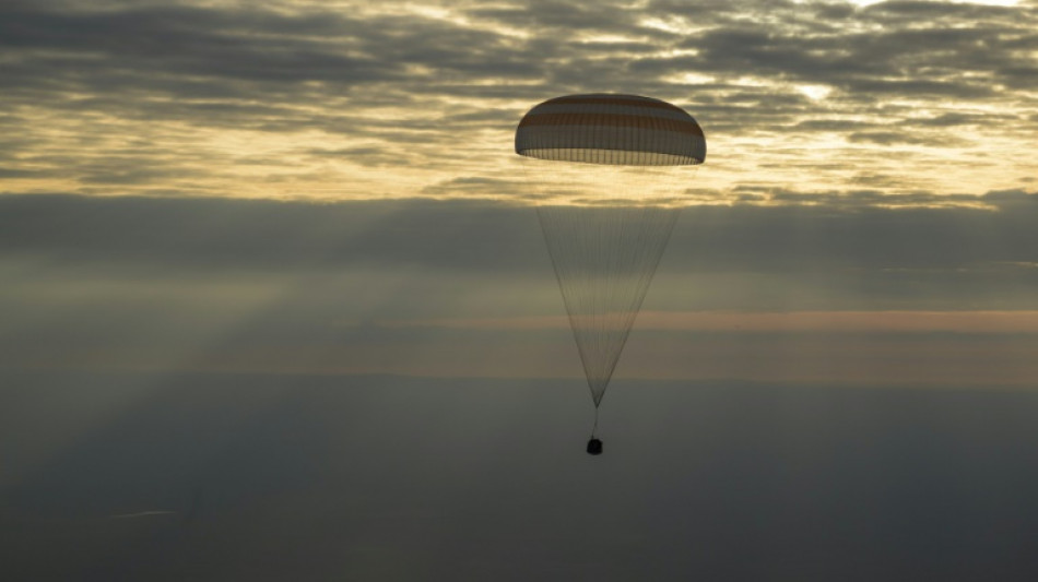 Una nave espacial Soyuz aterriza en Kazajistán con dos rusos y un estadounidense