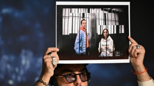 Serebrennikov muestra una fotografía de artistas rusas juzgadas en Moscú