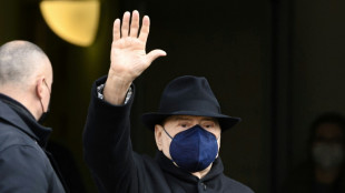 Italie: Berlusconi sort de l'h&ocirc;pital apr&egrave;s une semaine 