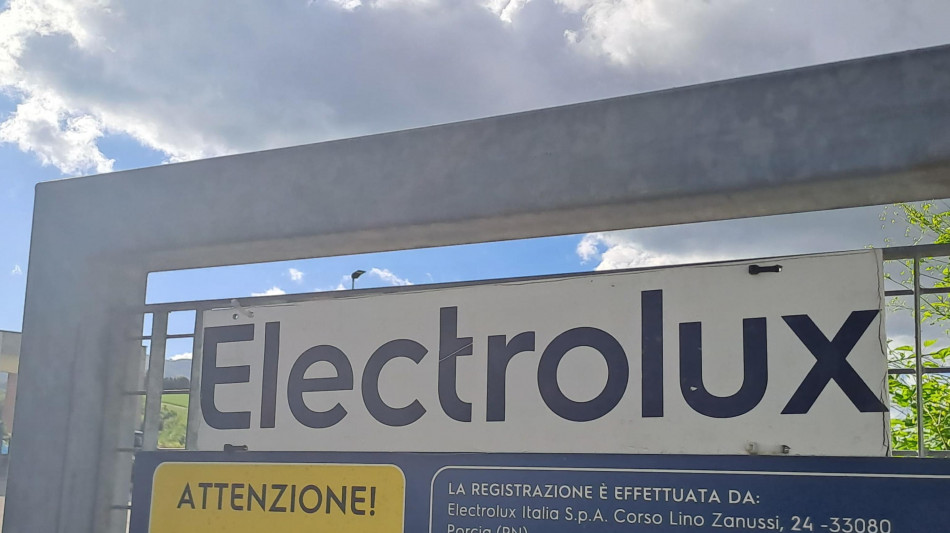 Fonti, Electrolux sospende il piano licenziamenti e le chiusure per 50 giorni