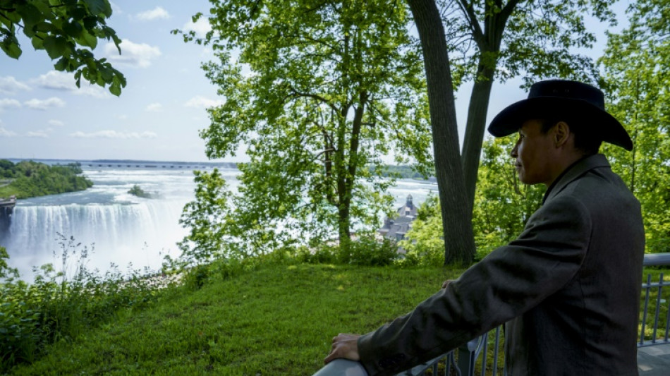 Après une évacuation en catastrophe, l'attente des réfugiés canadiens des feux