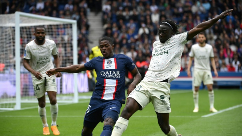 Lesionado, lateral Nuno Mendes vai desfalcar o PSG at&eacute; o fim da temporada