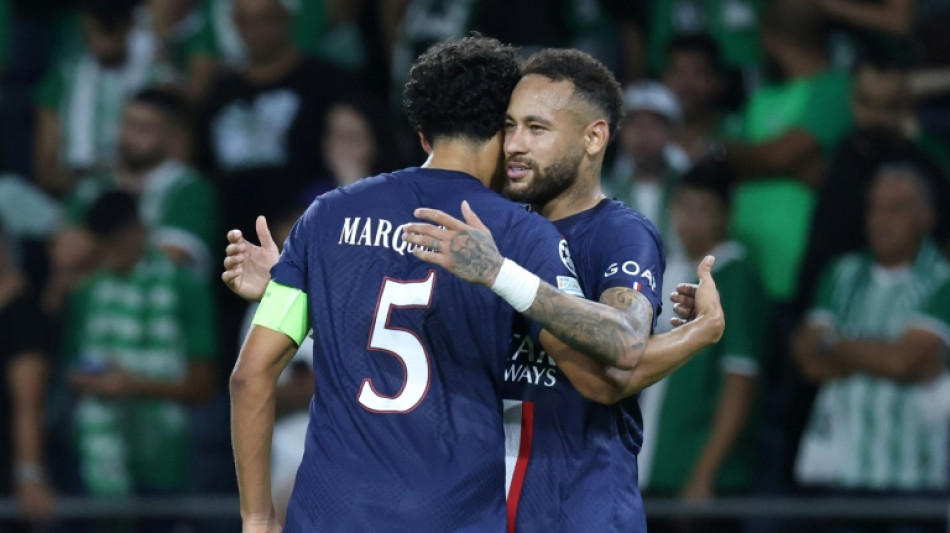 Neymar carga contra el &aacute;rbitro despu&eacute;s de su tarjeta amarilla ante el Haifa