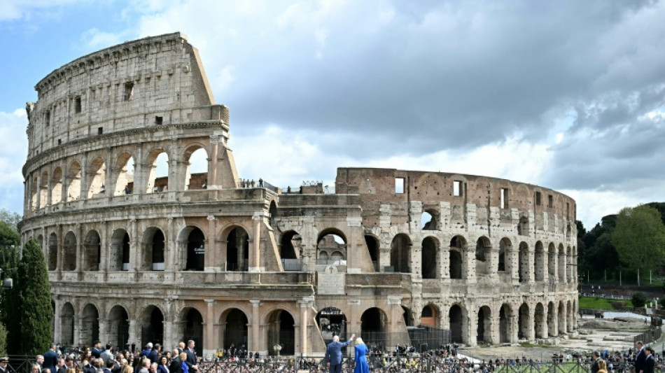 Charles et Camilla posent devant le Colisée, monument symbole de Rome