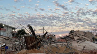 Seis muertos y decenas de obreros atrapados por el derrumbe de un edificio en Sudáfrica