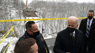 Biden visite un pont effondré à Pittsburgh, juste avant un discours sur les infrastructures