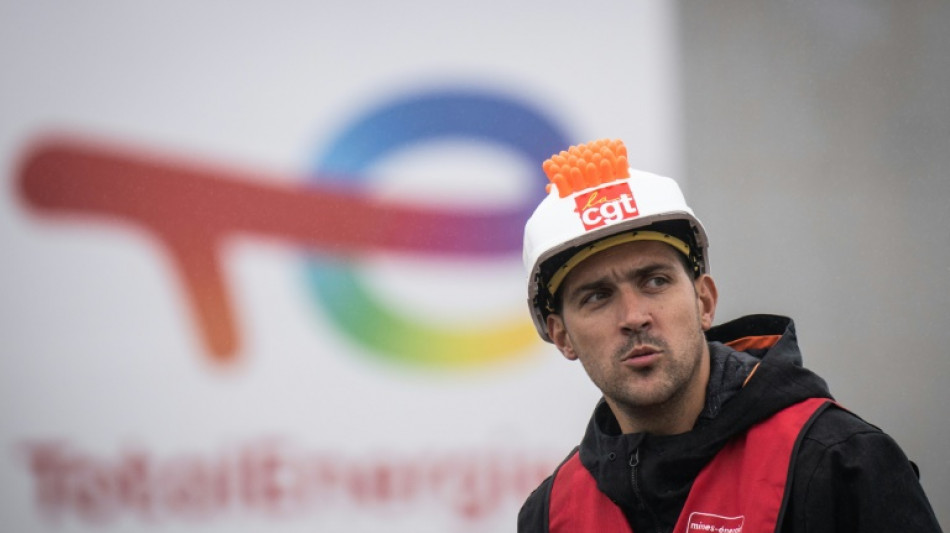 El gobierno franc&eacute;s urge a "liberar" dep&oacute;sitos de combustible afectados por la huelga