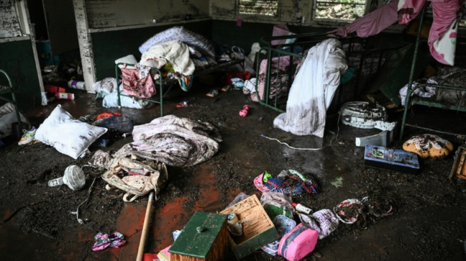 Número de mortos em enchentes no Texas passa de 100 e buscas continuam