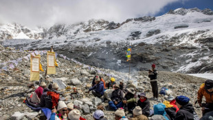 Excursionistas y monjes entierran simbólicamente a un glaciar que desaparece por el calentamiento
