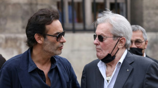 Alain Delon 'n&atilde;o suporta mais' ver-se t&atilde;o 'debilitado', diz seu filho Anthony