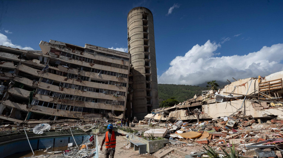 Estratto vivo dopo otto giorni l'uomo intrappolato a La Guaira