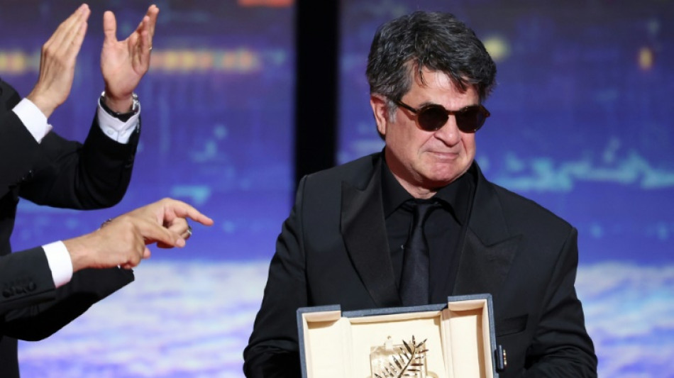 Cineasta dissidente é recebido com aplausos em seu retorno ao Irã após vitória em Cannes