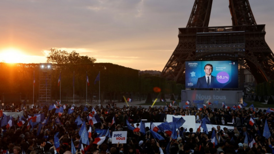 Devant la Tour Eiffel, la joie des partisans du pr&eacute;sident
