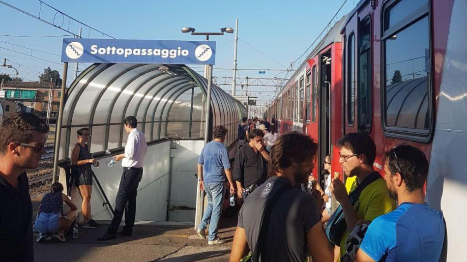 Treno bloccato a Milano per ore con 200 a bordo senza aria condizionata