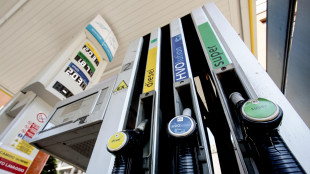 Scendono i prezzi dei carburanti, benzina a 1,881 euro al litro