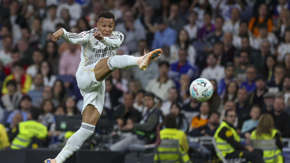 Pioggia di fischi per Mbapp&eacute; al Bernabeu nella vittoria del Real
