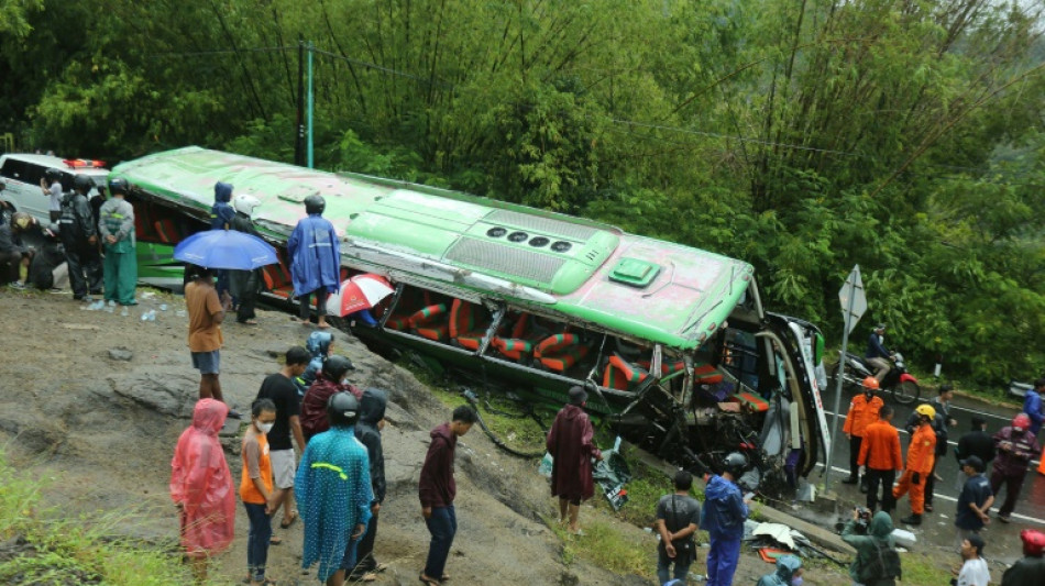Un accidente de autobús en Indonesia deja 13 muertos y decenas de heridos
