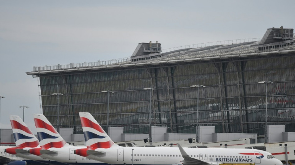 Aterrizan los primeros vuelos en Heathrow tras el incendio que perturb&oacute; el tr&aacute;fico a&eacute;reo mundial
