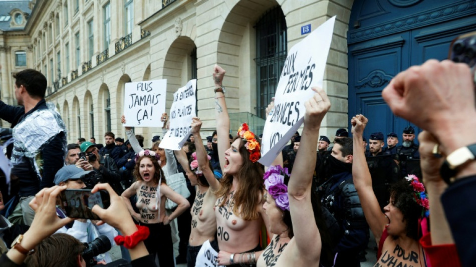 Milhares protestam na Fran&ccedil;a contra lentid&atilde;o da Justi&ccedil;a em casos de pedofilia