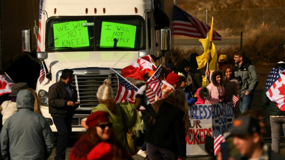 Camioneros inician caravana contra medidas por covid en EEUU