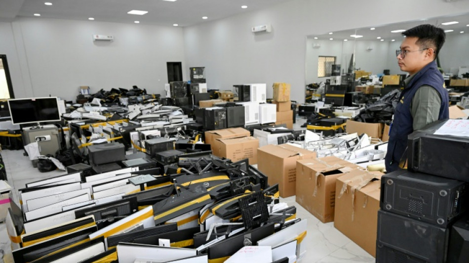 "Me voici, tr&egrave;s belle": derri&egrave;re les murs d'un centre de cyberarnarque au Cambodge