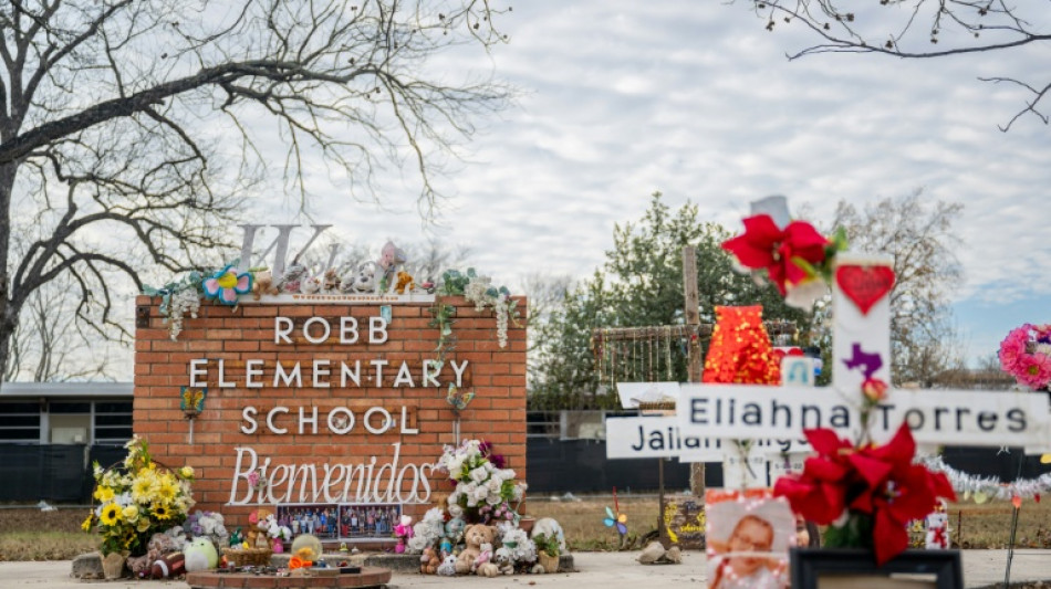 Absuelven a un expolic&iacute;a acusado de inacci&oacute;n durante una masacre en una escuela de Texas