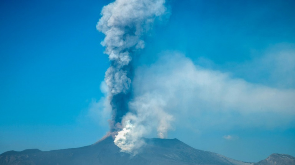 Italie: l'Etna crache des cendres, l'aéroport de Catane perturbé