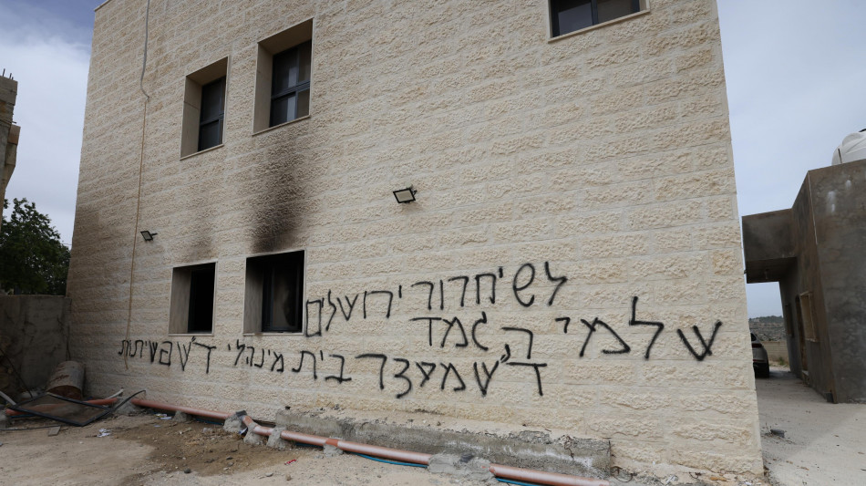 Media, coloni israeliani danno fuoco a due moschee a nord di Ramallah