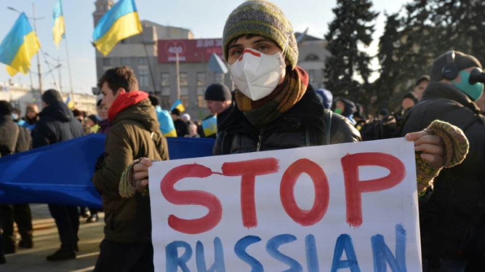 In city near border, Ukrainians protest Russian threat