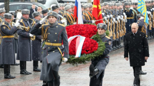Putin felicita a su ejército por su actuación en Ucrania y EEUU anuncia nuevas sanciones