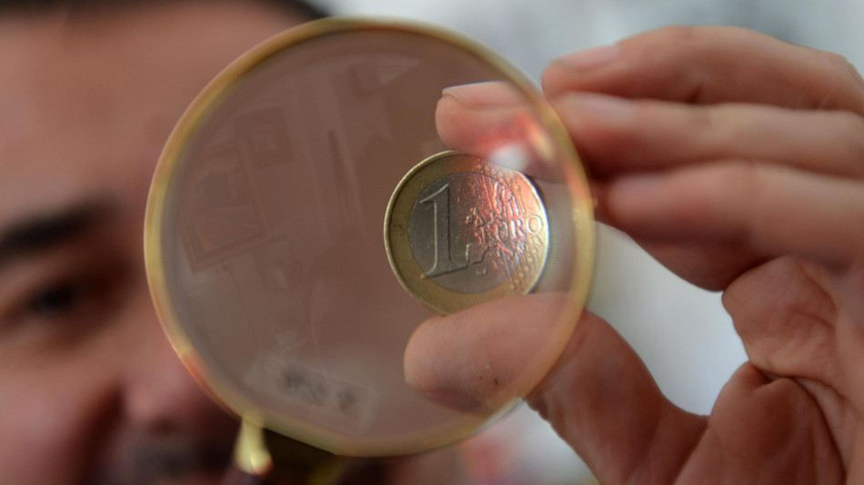 L'euro si rafforza, scambiato a 1,1406 dollari