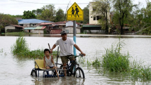 Philippines: les victimes des inondations évacuées par bateau, le bilan s'alourdit