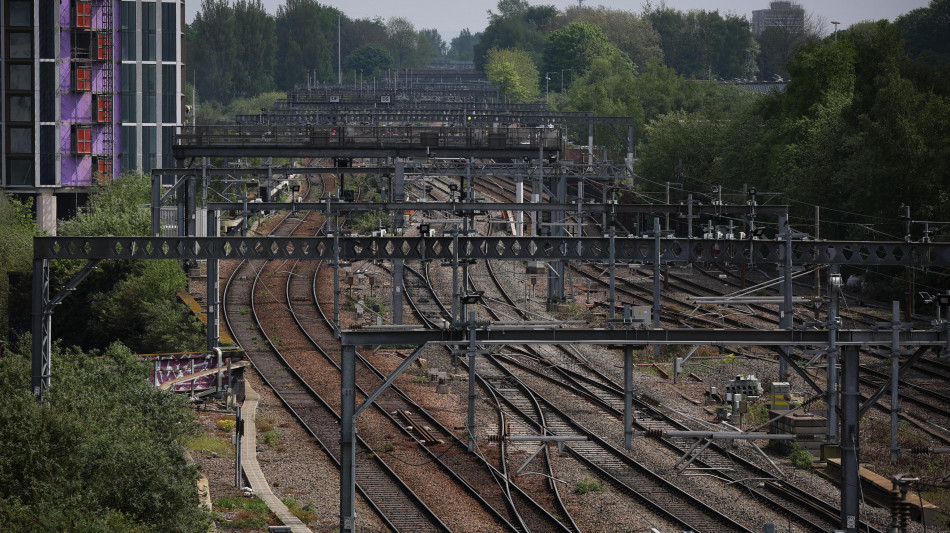 Scontro tra due treni a nord di Londra, 'morto un macchinista'