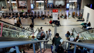 La dif&iacute;cil noche en Madrid para los viajeros bloqueados por el apag&oacute;n masivo