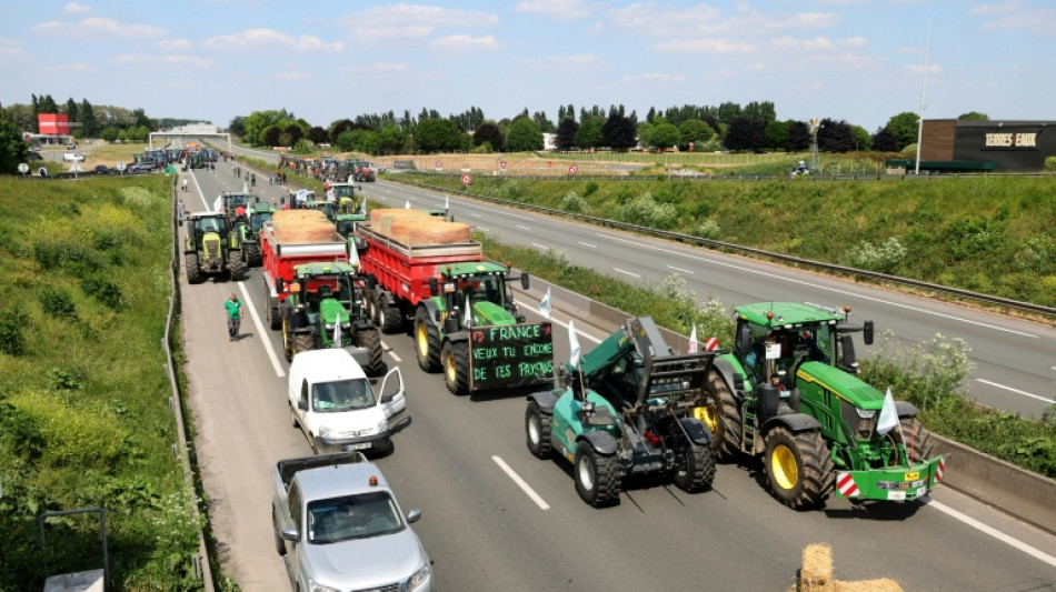 Dans le Nord, les agriculteurs bloquent &agrave; nouveau des autoroutes