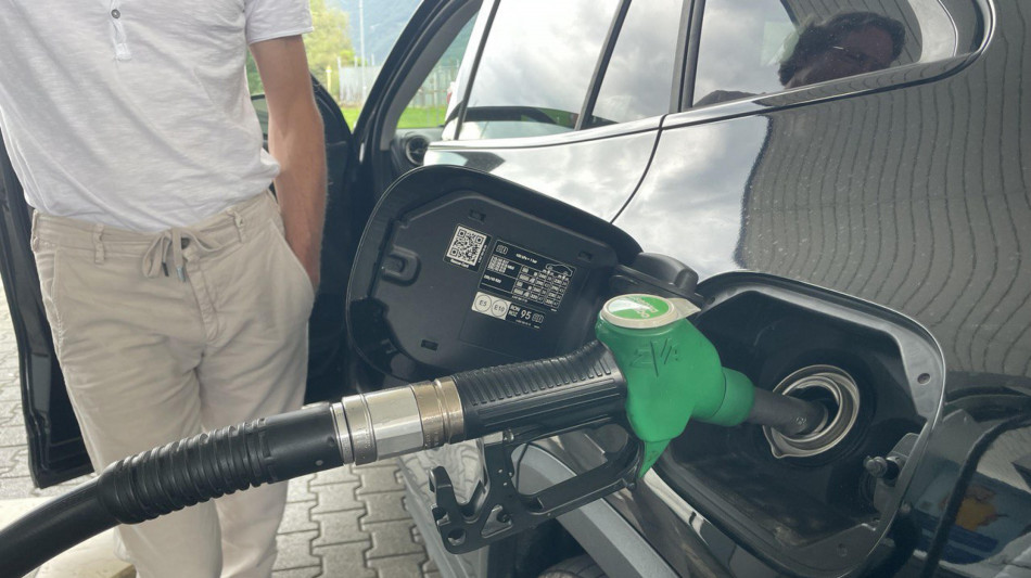Per i carburanti arrivano i rincari