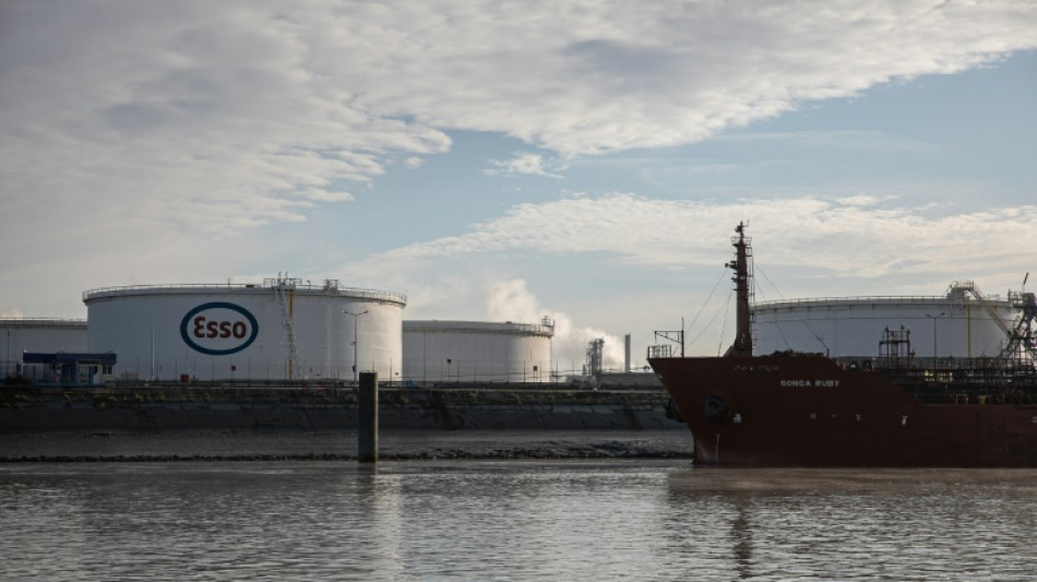 El gobierno franc&eacute;s requisa a trabajadores de un dep&oacute;sito de combustible en huelga