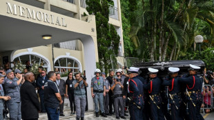 Brasiliens Fu&szlig;ball-Idol Pel&eacute; in Santos beigesetzt