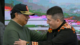 Una disidencia del ELN entrega bombas como gesto de paz en Colombia