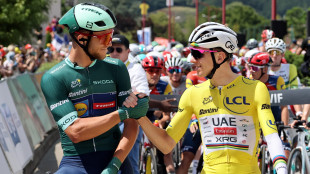 Tour: Pogacar tampona auto team Vingegaard prima del via