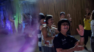 Discoteca se transforma em rem&eacute;dio contra a solid&atilde;o de idosos