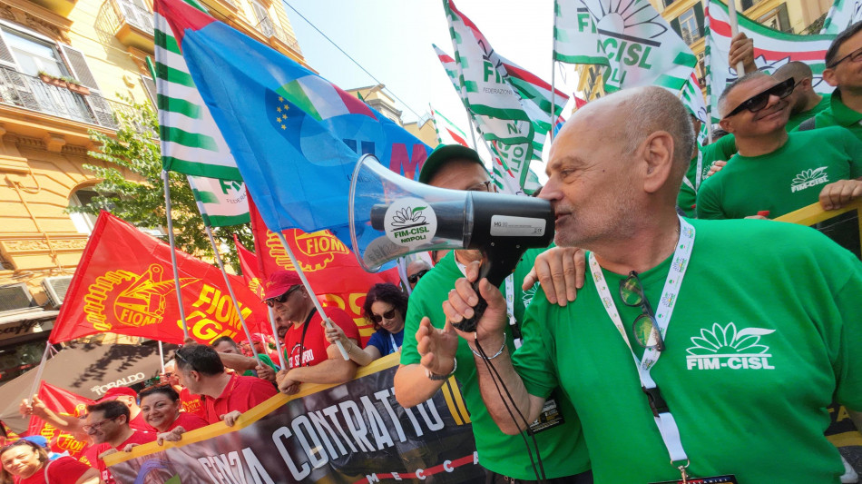 Cinquemila metalmeccanci in corteo a Napoli