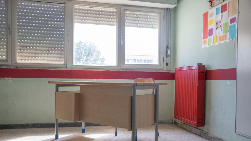 ++ Punta una pistola al professore in classe nel Modenese ++
