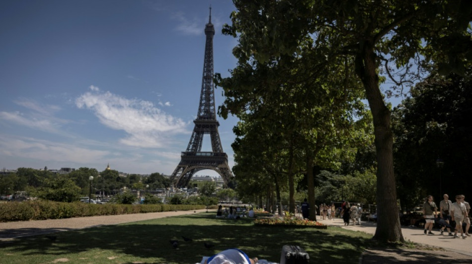 La Torre Eiffel y varios museos parisinos cerrar&aacute;n antes por la ola de calor