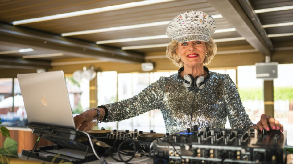 De dona de casa à ícone da discoteca: DJ Gloria conquista as pistas de dança aos 81 anos