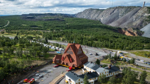 Igreja sueca chega a nova localização, aonde foi trasladada para evitar desabamento