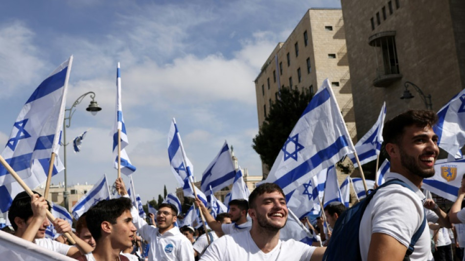 Miles de israel&iacute;es en la "marcha de las banderas" en Jerusal&eacute;n bajo tensi&oacute;n
