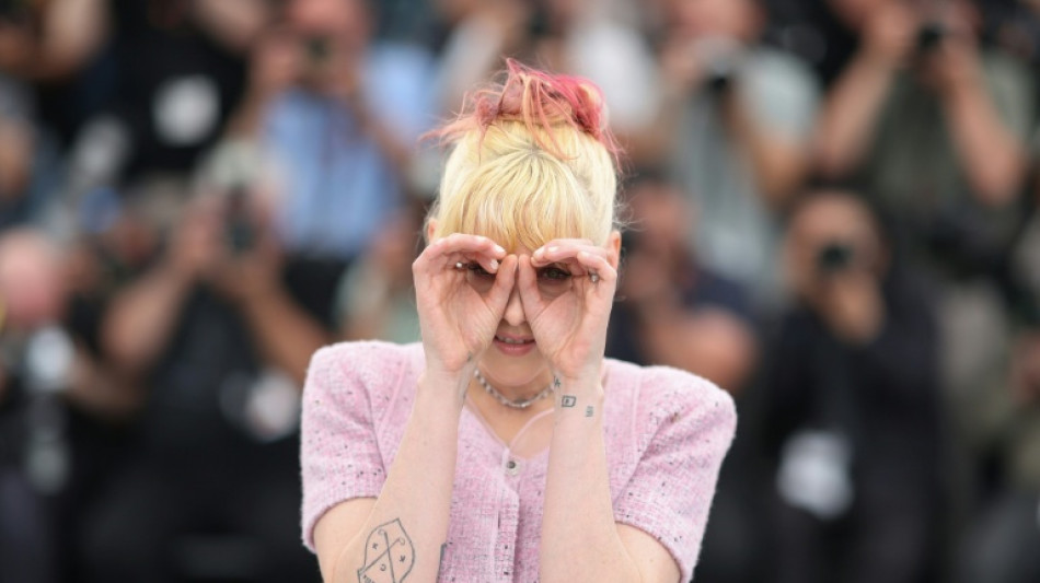 Ser mulher 'é uma experiência violenta', diz Kristen Stewart